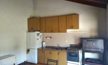 Hermoso chalet de estilo construido sobre amplio lote de 8,66 x 54,57