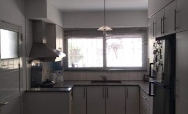 Hermoso chalet de estilo construido sobre amplio lote de 8,66 x 54,57