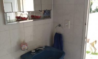 Hermoso chalet de estilo construido sobre amplio lote de 8,66 x 54,57