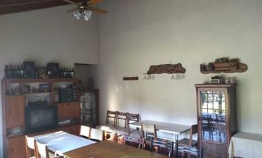 Hermoso chalet de estilo construido sobre amplio lote de 8,66 x 54,57