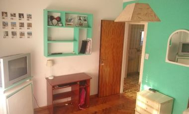 Hermoso chalet de estilo construido sobre amplio lote de 8,66 x 54,57