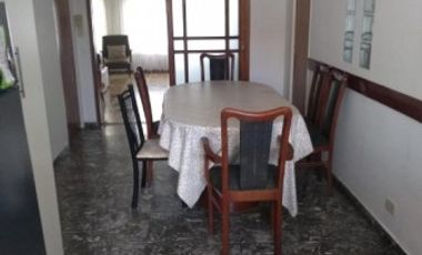Hermoso chalet de estilo construido sobre amplio lote de 8,66 x 54,57