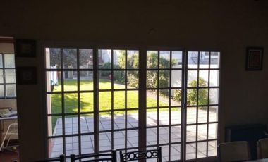 Hermoso chalet de estilo construido sobre amplio lote de 8,66 x 54,57