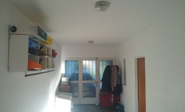Hermoso chalet de estilo construido sobre amplio lote de 8,66 x 54,57