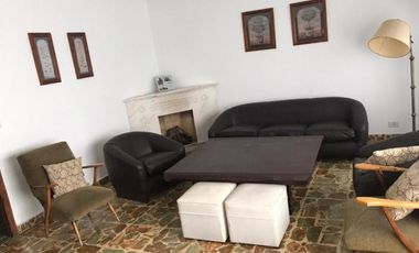 Hermoso chalet de estilo construido sobre amplio lote de 8,66 x 54,57