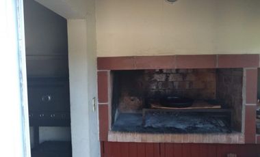 Hermoso chalet de estilo construido sobre amplio lote de 8,66 x 54,57