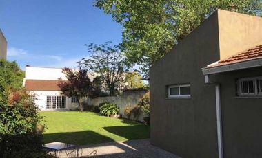 Hermoso chalet de estilo construido sobre amplio lote de 8,66 x 54,57