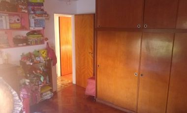 Hermoso chalet de estilo construido sobre amplio lote de 8,66 x 54,57