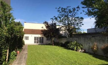 Hermoso chalet de estilo construido sobre amplio lote de 8,66 x 54,57