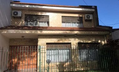 Hermoso chalet de estilo construido sobre amplio lote de 8,66 x 54,57