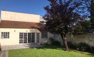 Hermoso chalet de estilo construido sobre amplio lote de 8,66 x 54,57