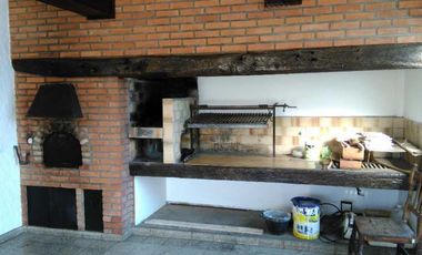 Importante casa de 260 m2, Quilmes Oeste.