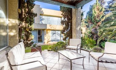 Casa mediterránea, con gran jardín. Golf de Manquehue