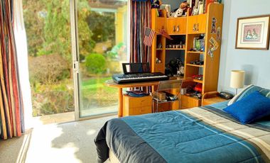 Casa mediterránea, con gran jardín. Golf de Manquehue