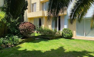 Casa mediterránea, con gran jardín. Golf de Manquehue