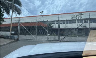 Alquilo Extraordinaria bodega en Milla 8  3500m2