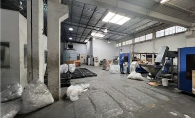 Alquilo Extraordinaria bodega en Milla 8  3500m2