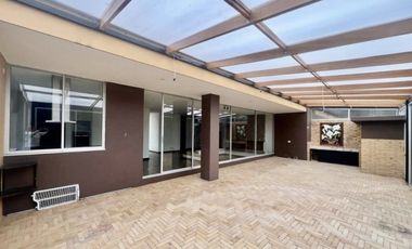 casa en venta en villa de los pinos. Cod V6008