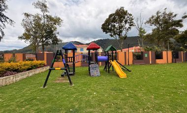 casa en venta en villa de los pinos. Cod V6008