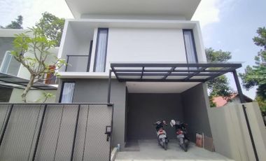 Rumah minimalis 2 lantai siap huni full furnished di jln Kaliurang KM 10