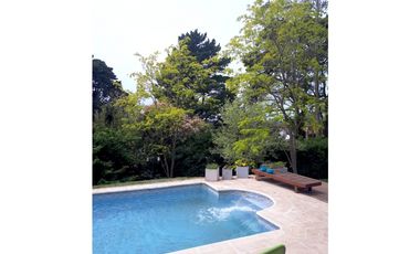VENTA / CHALET 4 AMB. PISCINA, DOS LOTES/ MAR DEL PLATA