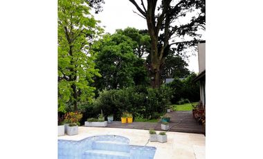 VENTA / CHALET 4 AMB. PISCINA, DOS LOTES/ MAR DEL PLATA
