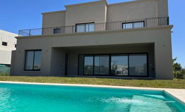 Casa en Alquiler Anual 6 Ambientes con jardín y piscina en El Cantón Escobar