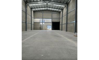 Se alquila hermosa bodega en Zona E