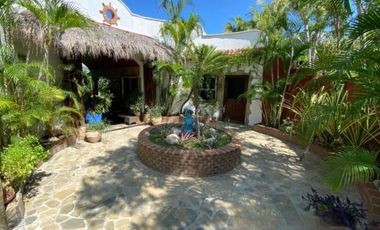 Villa vista al mar de 6 recamaras, alberca, amplio jardín, en venta Huatulco.
