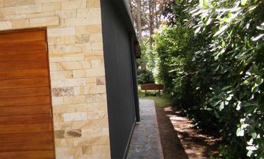 HERMOSO CHALET EN DOS PLANTAS EN COSTA DEL ESTE EXCELENTE UBICACION.