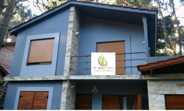 HERMOSO CHALET EN DOS PLANTAS EN COSTA DEL ESTE EXCELENTE UBICACION.