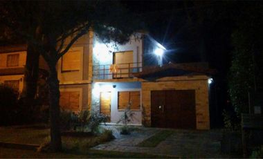 HERMOSO CHALET EN DOS PLANTAS EN COSTA DEL ESTE EXCELENTE UBICACION.