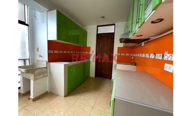 Venta de Departamento vista a la calle mas Cochera Independiente! en Urb. Las Quintanas rodeado de lindos parques!
Ubicado en zona céntrica cerca de