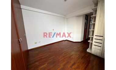Venta de Departamento vista a la calle mas Cochera Independiente! en Urb. Las Quintanas rodeado de lindos parques!
Ubicado en zona céntrica cerca de