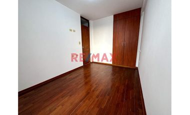 Venta de Departamento vista a la calle mas Cochera Independiente! en Urb. Las Quintanas rodeado de lindos parques!
Ubicado en zona céntrica cerca de