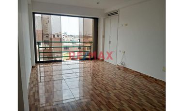 Venta de Departamento vista a la calle mas Cochera Independiente! en Urb. Las Quintanas rodeado de lindos parques!
Ubicado en zona céntrica cerca de