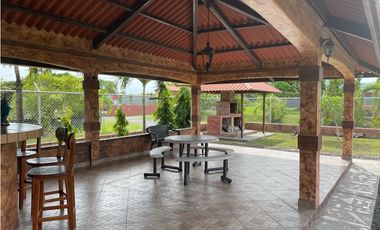 Venta Casa/Terreno rea de Playa Cercado Sistema de Agua  1,037 Mts2