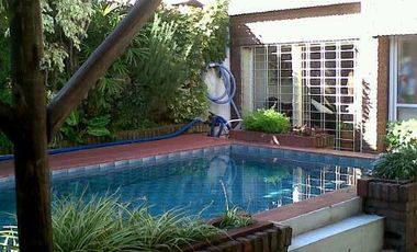 Casa - Olivos-Golf - 4 ambientes  -  dependencia  - pileta -