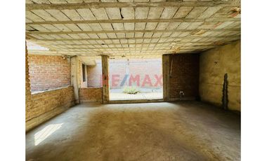 Venta De Terreno En La Rinconada (Con Construccion De 1 Piso Y Bases Para 4 Pisos)