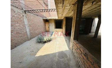 Venta De Terreno En La Rinconada (Con Construccion De 1 Piso Y Bases Para 4 Pisos)