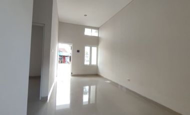 MURAH! RUMAH CANTIK TERBARU DI KLATEN TEPI JALAN SIAP HUNI LINGKUNGAN NYAMAN