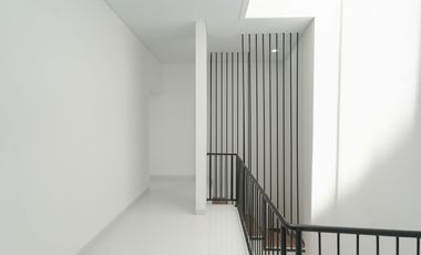 Rumah 3 Lantai 15 Menit ke Cibubur Junction Dibantu KPR J-42557