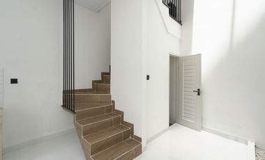 Rumah 3 Lantai 15 Menit ke Cibubur Junction Dibantu KPR J-42557