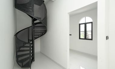 Rumah 3 Lantai 15 Menit ke Cibubur Junction Dibantu KPR J-42557