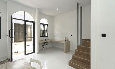 Rumah 3 Lantai 15 Menit ke Cibubur Junction Dibantu KPR J-42557
