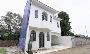 Rumah 3 Lantai 15 Menit ke Cibubur Junction Dibantu KPR J-42557