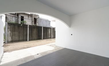 Rumah 3 Lantai 15 Menit ke Cibubur Junction Dibantu KPR J-42557