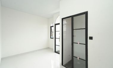 Rumah 3 Lantai 15 Menit ke Cibubur Junction Dibantu KPR J-42557