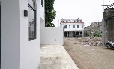 Rumah 3 Lantai 15 Menit ke Cibubur Junction Dibantu KPR J-42557