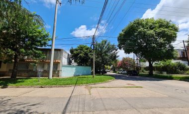 Casa con gran patio y cochera en O. Principe y Tacuari, a una cuadra de Av. Gral. Paz